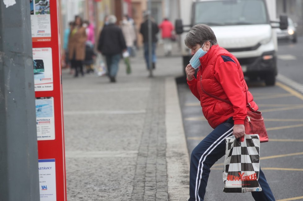 Povinnost nosit respirátory místo roušek začala platit 25. února 2021.