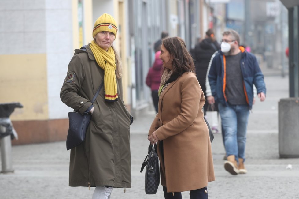 Použité respirátoy nebo roušky je potřeba zabalit do sáčku a vyhodit do směsného odpadu.