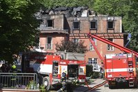 Tragický požár v Roztokách: Smrt dvou klientů alzheimer centra po půl roce stále vyšetřuje policie