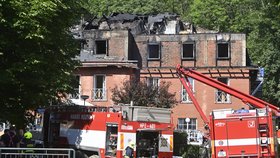 Následky rozsáhlého požáru alzheimer centra v Roztokách u Prahy, kde hasiči předchozí večer vyhlásili nejvyšší, zvláštní stupeň poplachu, 2. června 2022.
