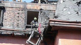 Ohnivé peklo v Roztokách: Hasiči oficiálně ukončili zásah, vyšetřování příčiny zabere měsíce
