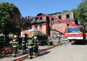 Alzheimer centru v Roztokách den po požáru. (2. června 2022)