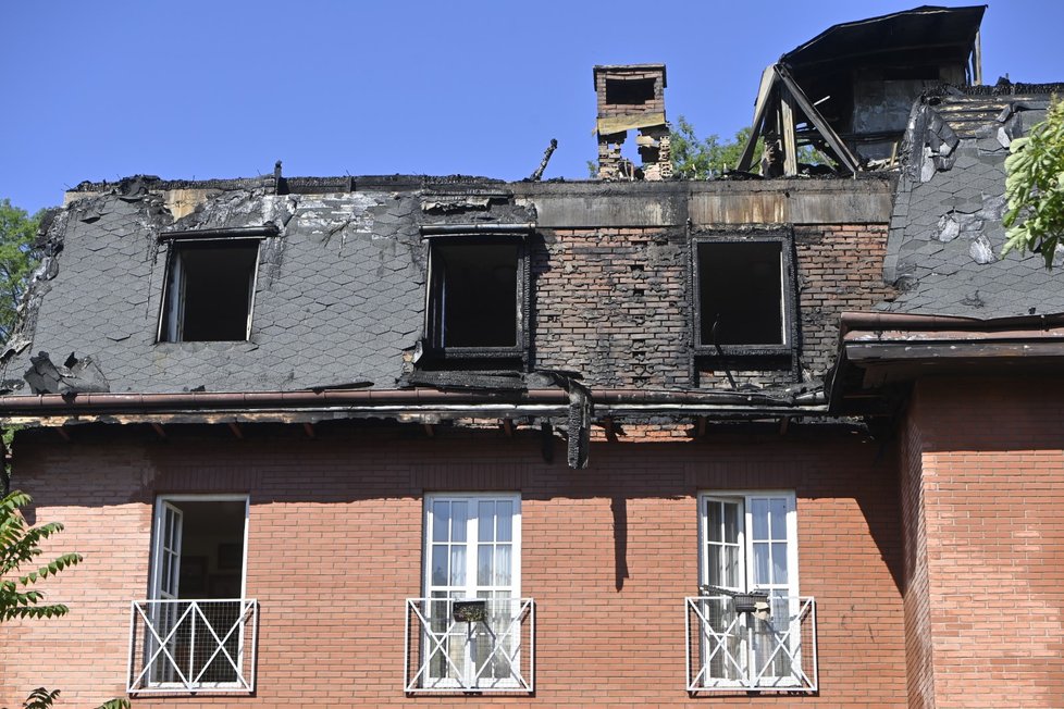 Následky rozsáhlého požáru alzheimer centra v Roztokách u Prahy, kde hasiči předchozí večer vyhlásili nejvyšší, zvláštní stupeň poplachu, 2. června 2022.