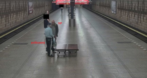 Muž v metru Roztyly oloupil seniora.