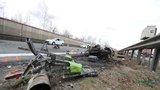 Tragická nehoda motorkáře (†55): Při předjíždění kamionu vjel pod návěs naložený dřevem!