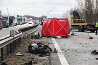 Motorkář se řítil po D5 rychlostí 206 km/h! Pak se otočil do protisměru a napálil do auta, zemřel na místě