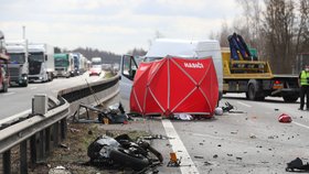 Motorkář na D5 narazil do auta, na místě zemřel. (14. dubna 2021)