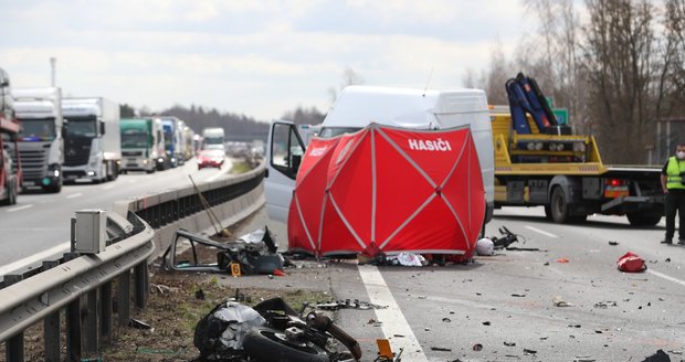 Motorkář se řítil po D5 rychlostí 206 km/h! Pak se otočil do protisměru a napálil do auta, zemřel na místě