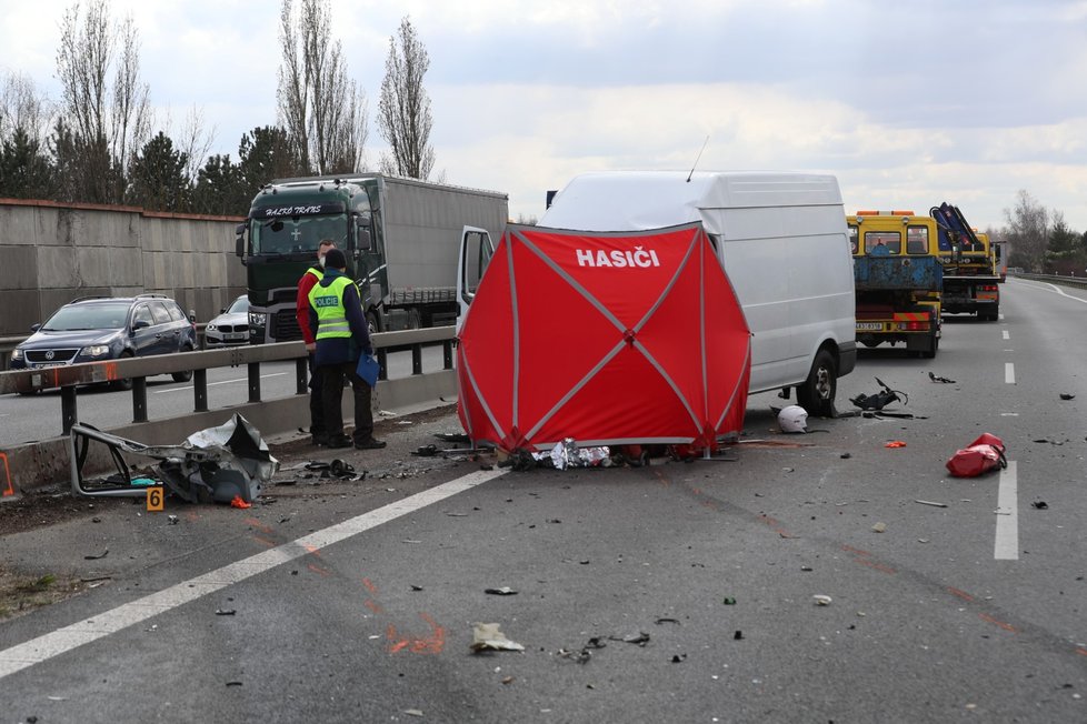 Motorkář na D5 narazil do auta, na místě zemřel. (14. dubna 2021)