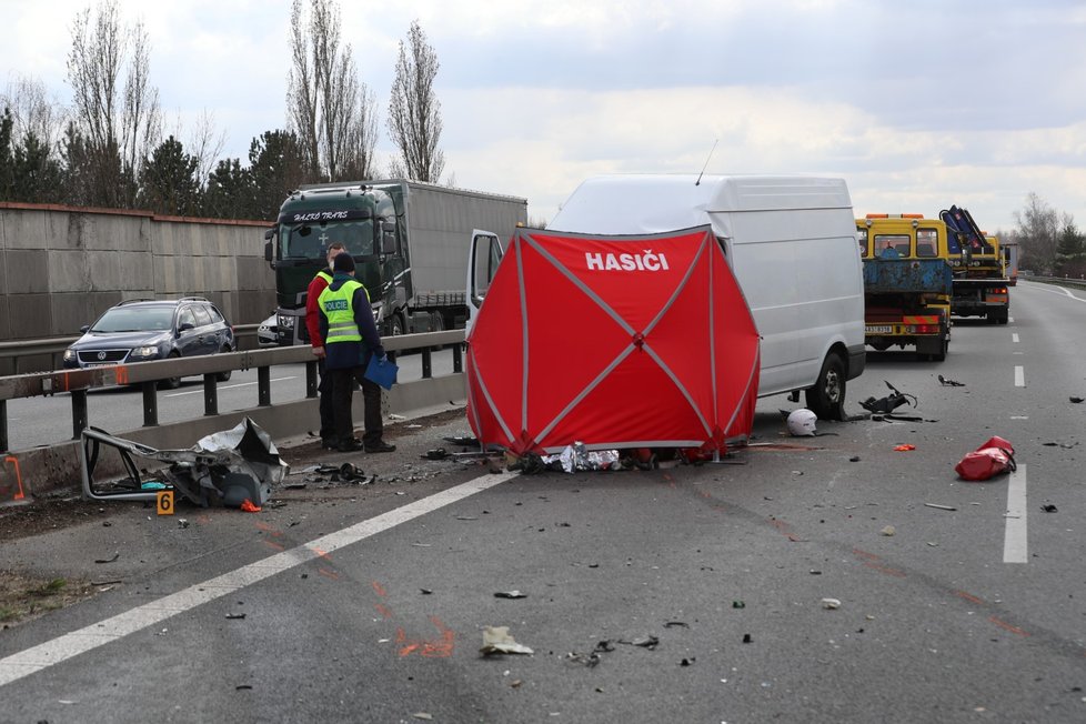 Motorkář na D5 narazil do auta, na místě zemřel. (14. dubna 2021)