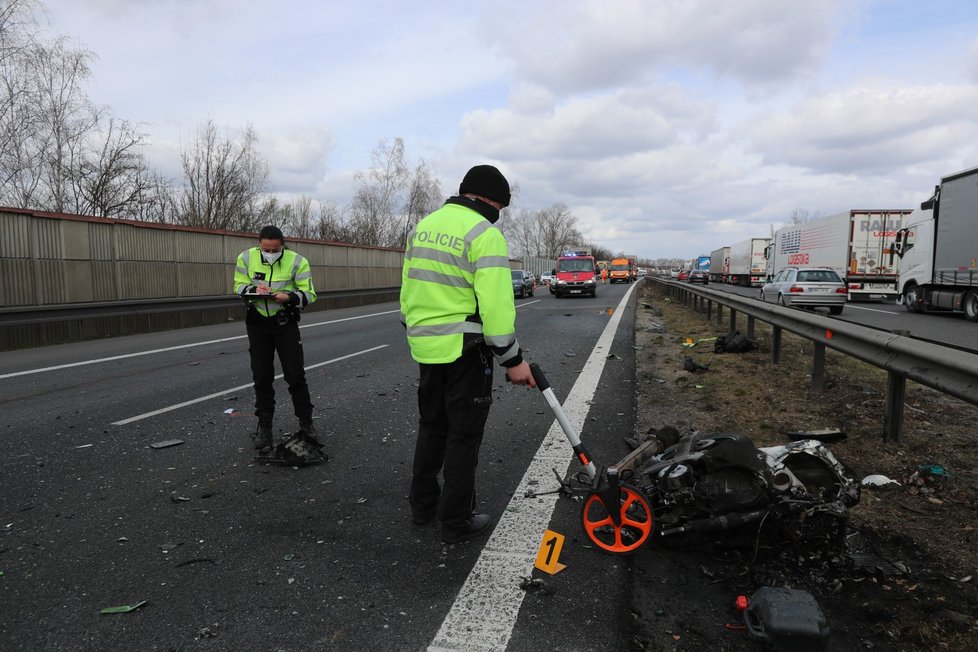 Motorkář na D5 narazil do auta, na místě zemřel. (14. dubna 2021)