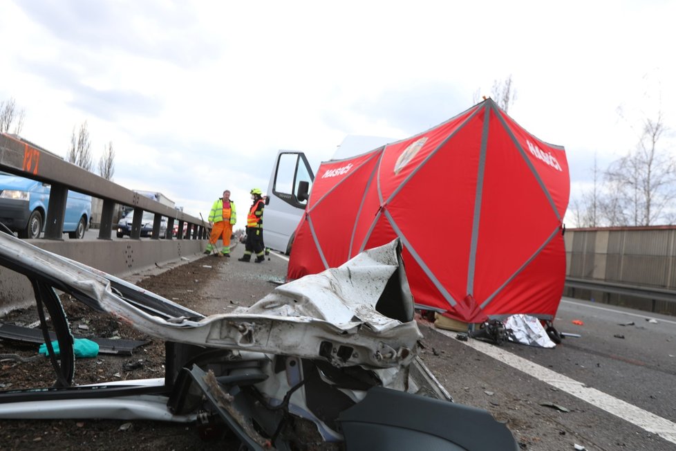 Motorkář na D5 narazil do auta, na místě zemřel. (14. dubna 2021)