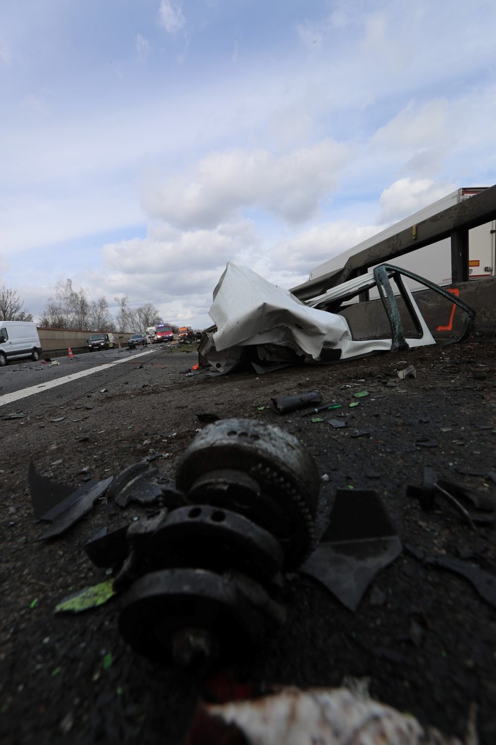 Motorkář na D5 narazil do auta, na místě zemřel. (14. dubna 2021)