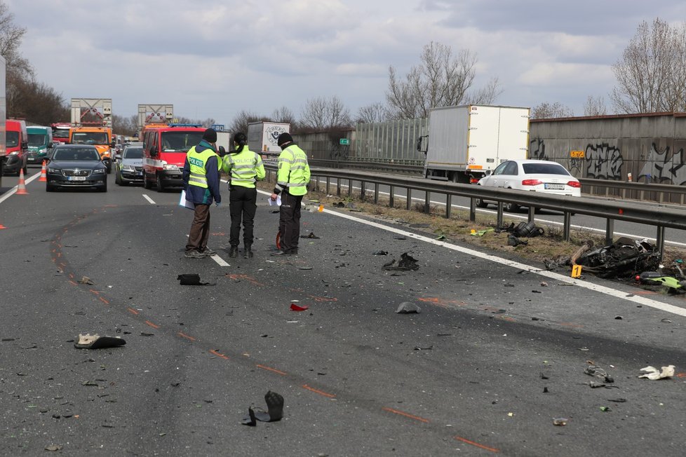 Motorkář na D5 narazil do auta, na místě zemřel. (14. dubna 2021)