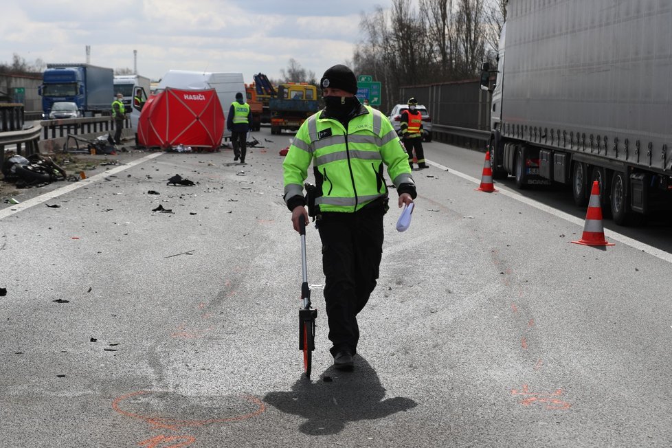 Motorkář na D5 narazil do auta, na místě zemřel. (14. dubna 2021)