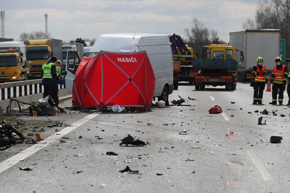 Motorkář na D5 narazil do auta, na místě zemřel. (14. dubna 2021)