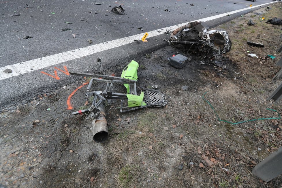 Motorkář na D5 narazil do auta, na místě zemřel. (14. dubna 2021)