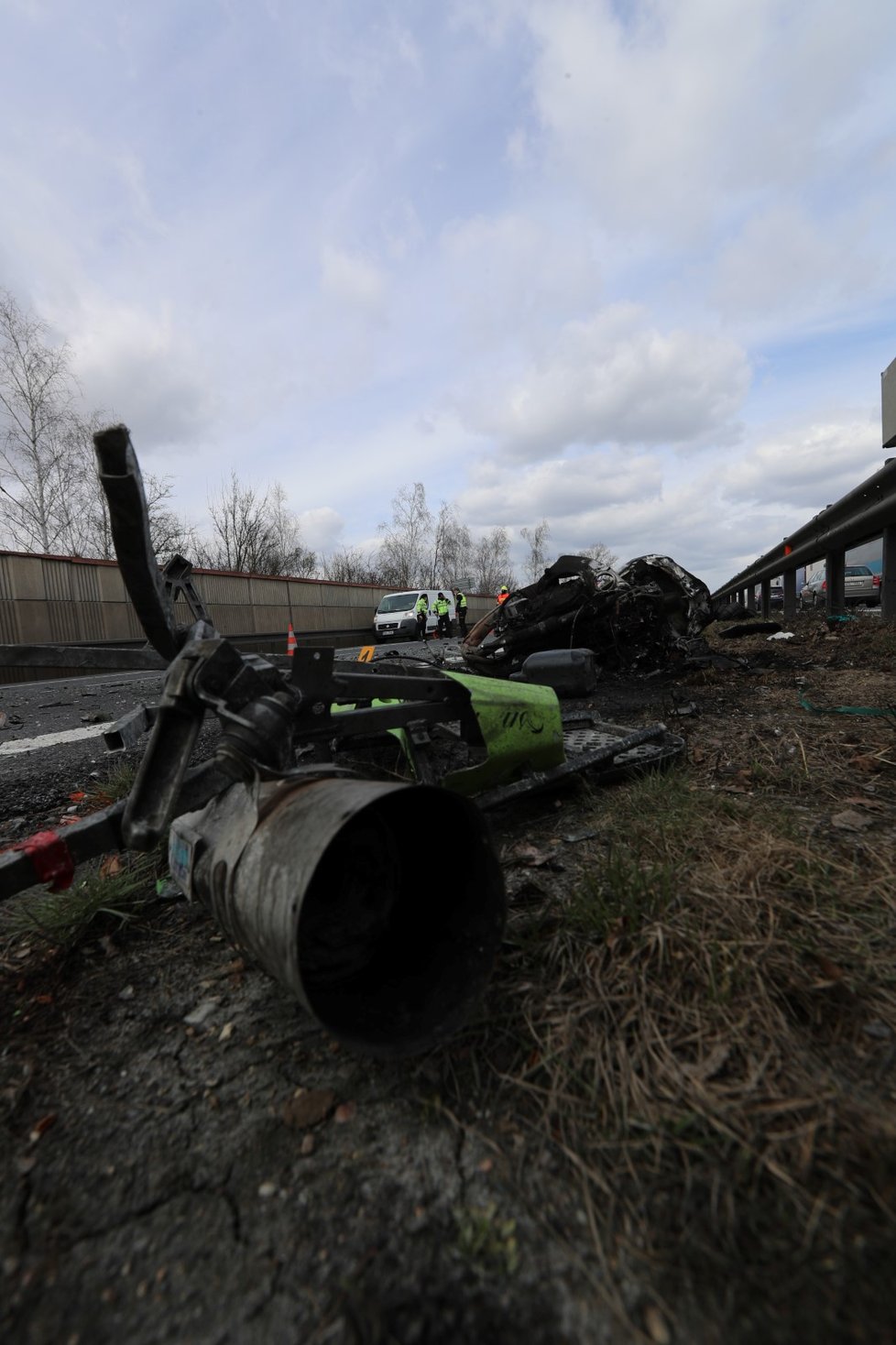 Motorkář na D5 narazil do auta, na místě zemřel. (14. dubna 2021)