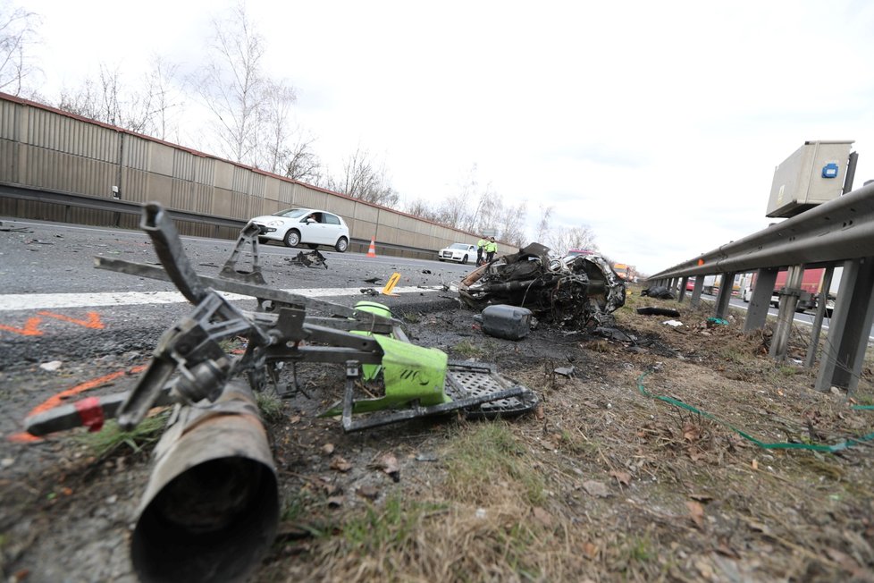 Motorkář na D5 narazil do auta, na místě zemřel. (14. dubna 2021)