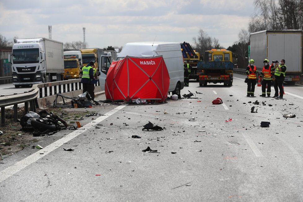 Motorkář na D5 narazil do auta, na místě zemřel. (14. dubna 2021)