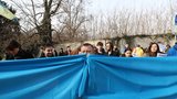 „Táhněte, kolaboranti!“ Protiváleční demonstranti vypískali příznivce Ruska. Dva lidi policie zadržela