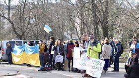 Demonstrace před ruskou ambasádou v Praze. (24. února 2022)