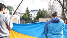 Demonstrace před ruskou ambasádou v Praze. (24. února 2022)