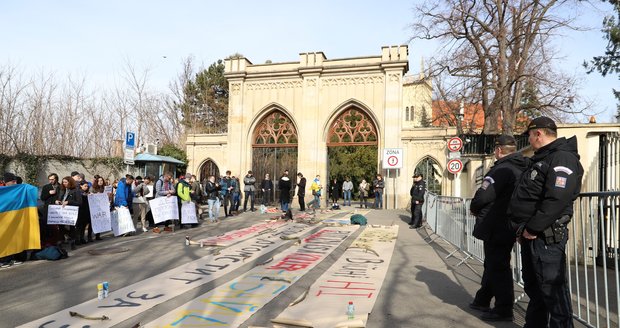 Demonstrace proti invazi: Dva lidé postříkali ruskou ambasádu červenou barvou, protesty i na Václaváku