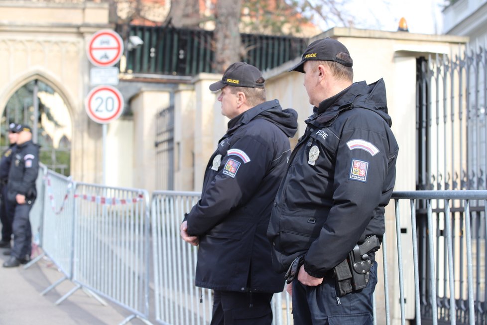 Demonstrace před ruskou ambasádou v Praze. (24. února 2022)