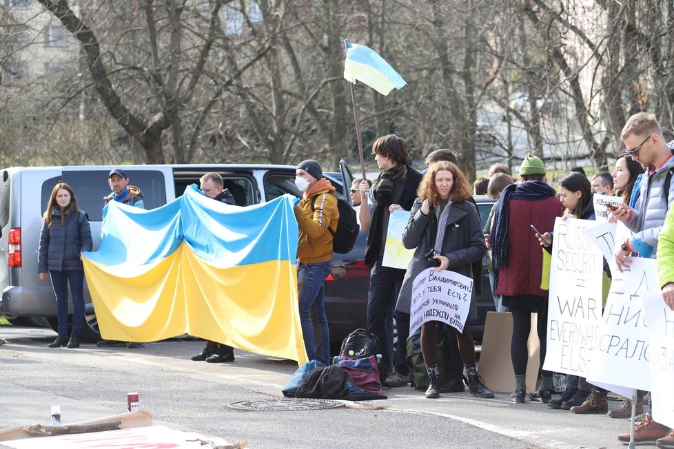 Demonstrace před ruskou ambasádou v Praze. (24. února 2022)