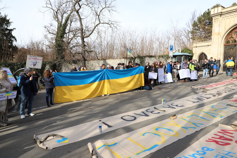 Demonstrace před ruskou ambasádou v Praze. (24. února 2022)