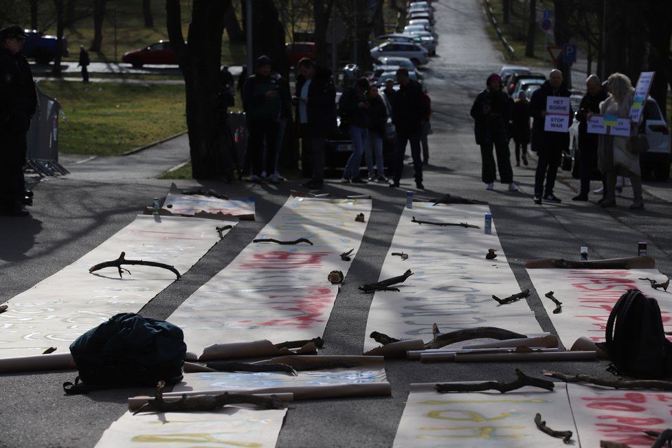 Demonstrace před ruskou ambasádou v Praze. (24. února 2022)