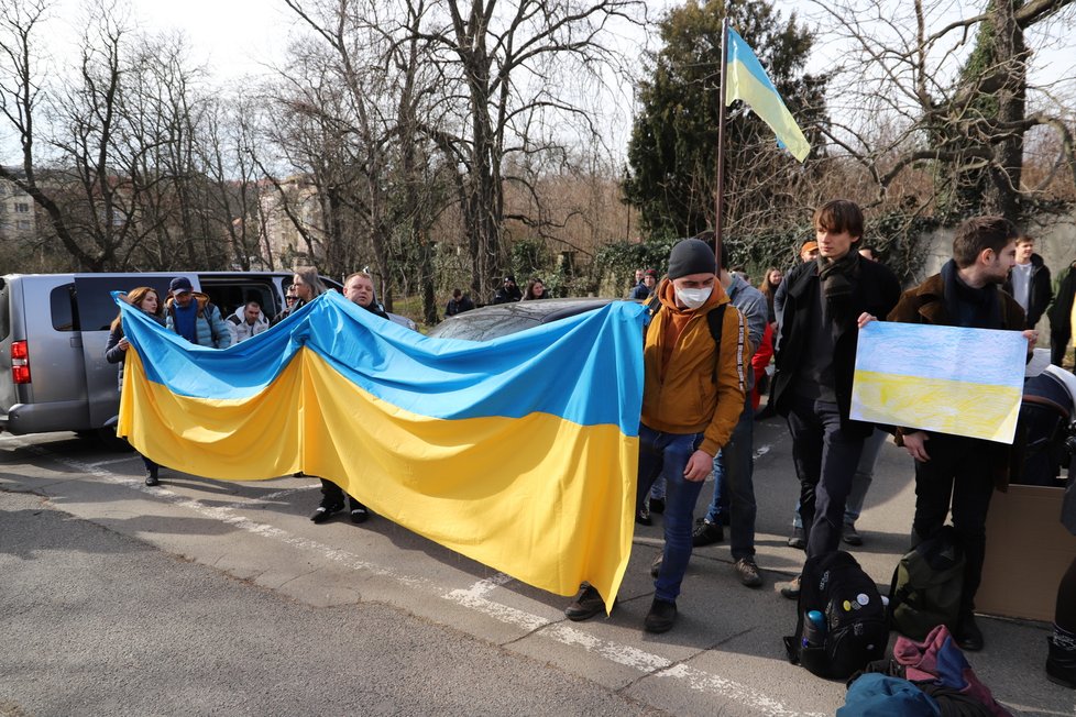 Demonstrace před ruskou ambasádou v Praze. (24. února 2022)