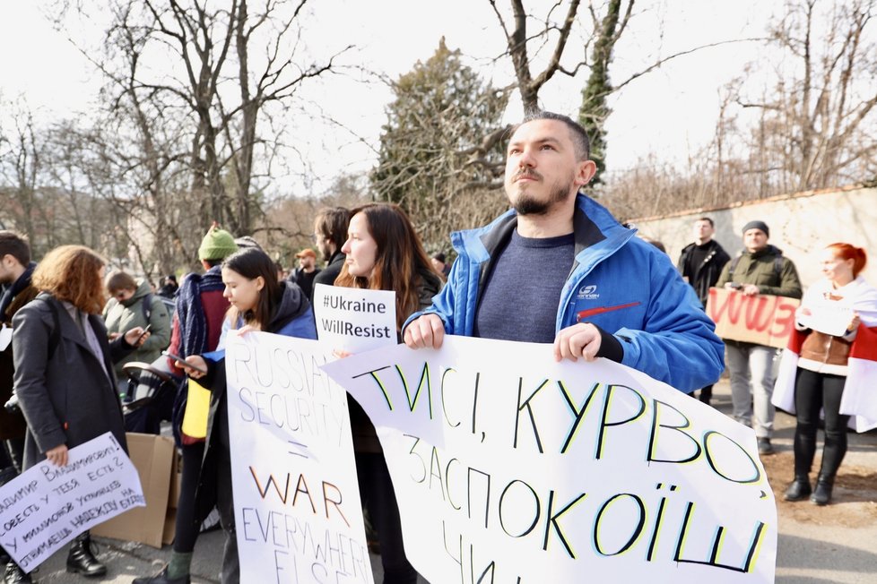 Demonstrace před ruskou ambasádou v Praze. (24. února 2022)