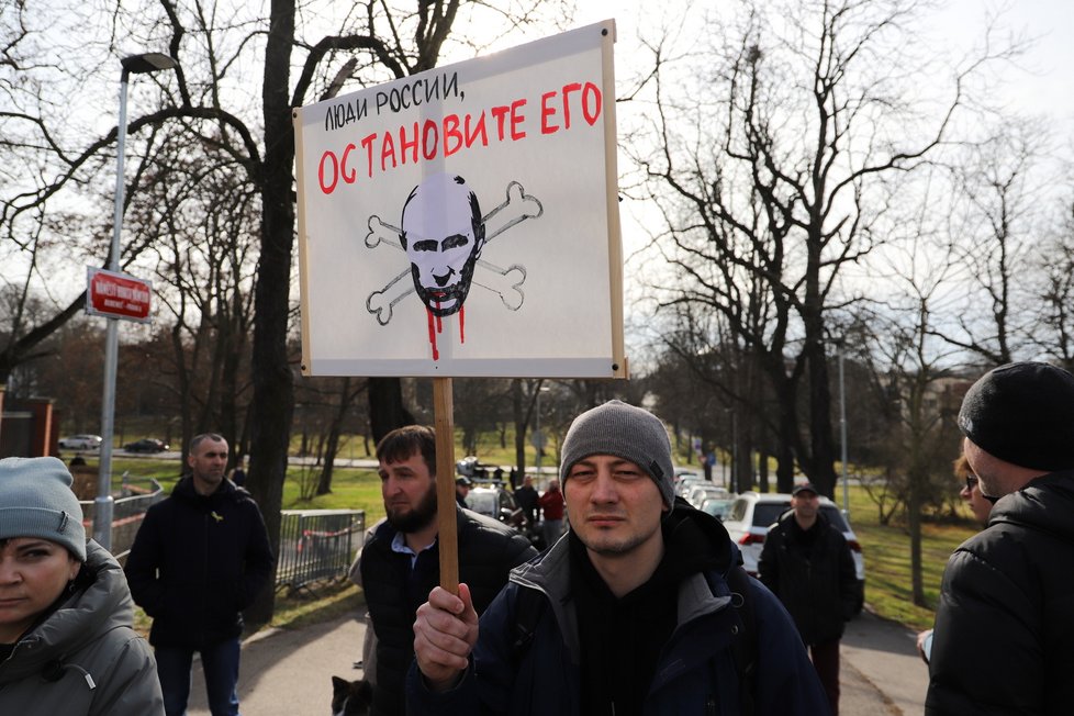 Demonstrace před ruskou ambasádou v Praze. (24. února 2022)