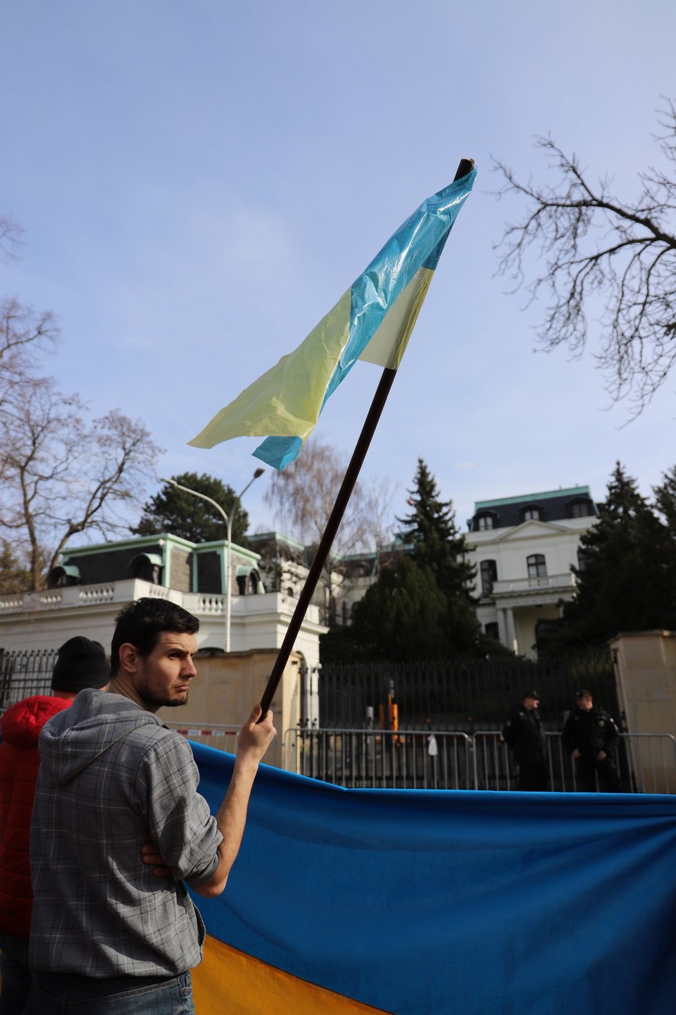 Demonstrace před ruskou ambasádou v Praze. (24. února 2022)