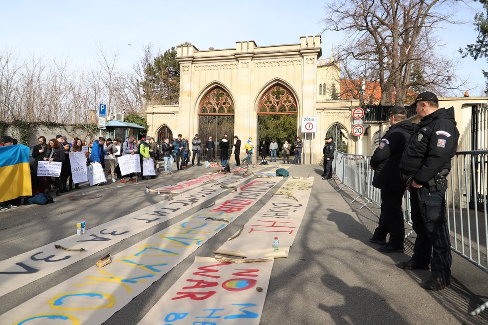 Demonstrace před ruskou ambasádou v Praze. (24. února 2022)