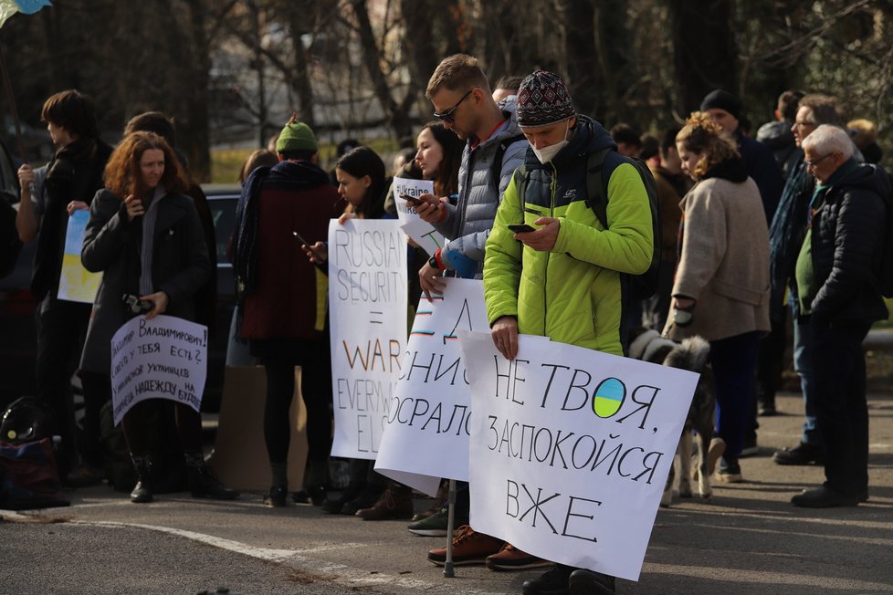 Demonstrace před ruskou ambasádou v Praze. (24. února 2022)