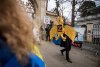 Na Staromáku zazněl tisícihlavý „hlas Ukrajiny“. Před ruskou ambasádou aktivisté symbolicky umořili dravce