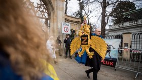 Happening skupiny Kaputin před ruskou ambasádou na náměstí Borise Němcova v den ročního výročí ruského vpádu na Ukrajinu, 24. února 2023, Praha. Ruská dvouhlavá orlice se symbolicky setnutými hlavami.