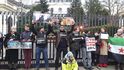 Zhruba dvě desítky aktivistů se připoutaly k bráně pražské ruské ambasády.