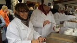 Primátorka na »Staromáku« rozlévala rybí polévku: Letos lidem chutnala víc