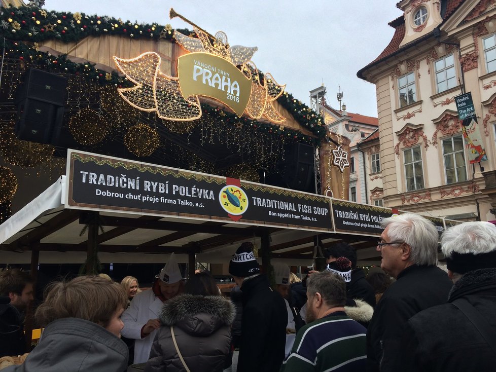 Primátorka Adriana Krnáčová tradičně rozlévala rybí polévku na Staroměstském náměstí. Lidem letos chutnala víc.