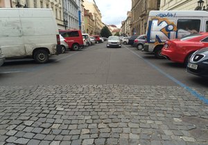 Z Rytířské musí podle nových pravidel zmizet veškerý asfalt. Nahradí ho dlažba.