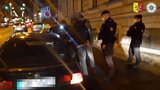 Žena nechala klíčky v zapalování. Auto jí během mžiku ukradl kolemjdoucí feťák bez papírů