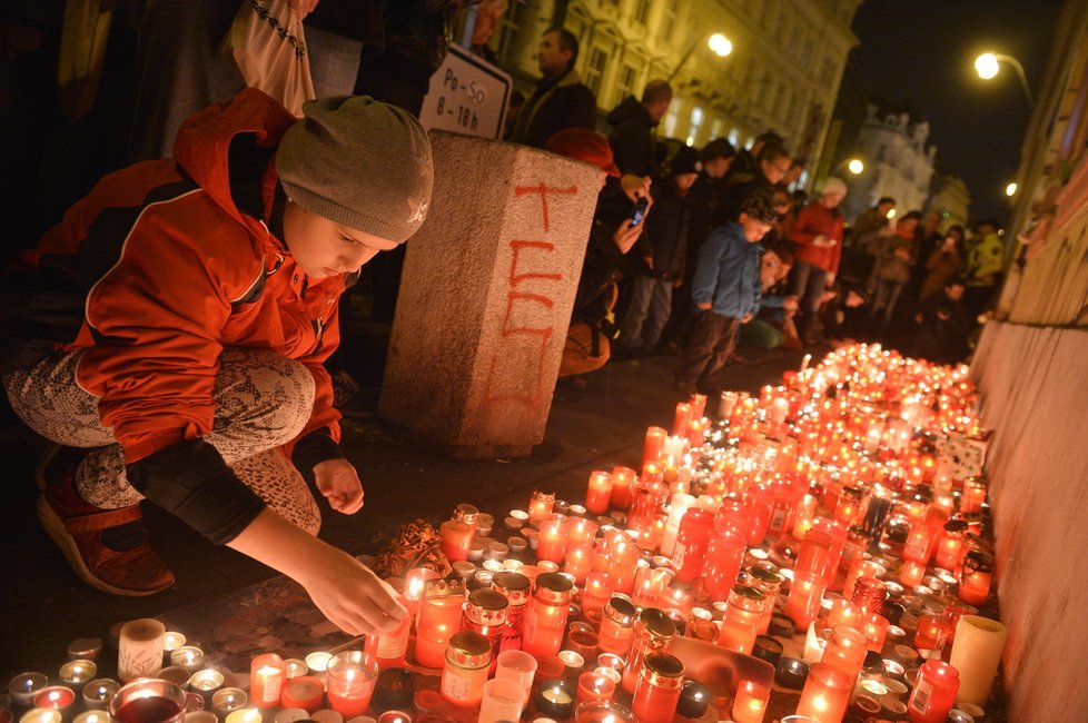 Na Národní třídě v Praze vzpomenuli na oběti komunistického režimu zapálenými svíčkami i živým řetězem