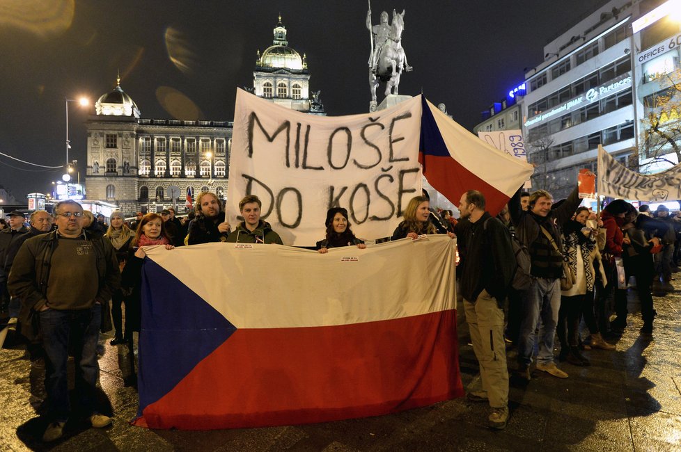 25 let od sametu: Koncert na Václavském náměstí Znovu 89. Nechyběli ani demonstranti proti Zemanovi