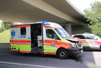 Nehoda sanitky v Praze 5! Srazila se s osobákem, zranil se řidič i pacient