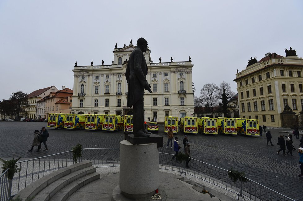 Zdravotnická záchranná služba Prahy převzala slavnostně 22. prosince na pražském Hradčanském náměstí nové sanitní vozy.