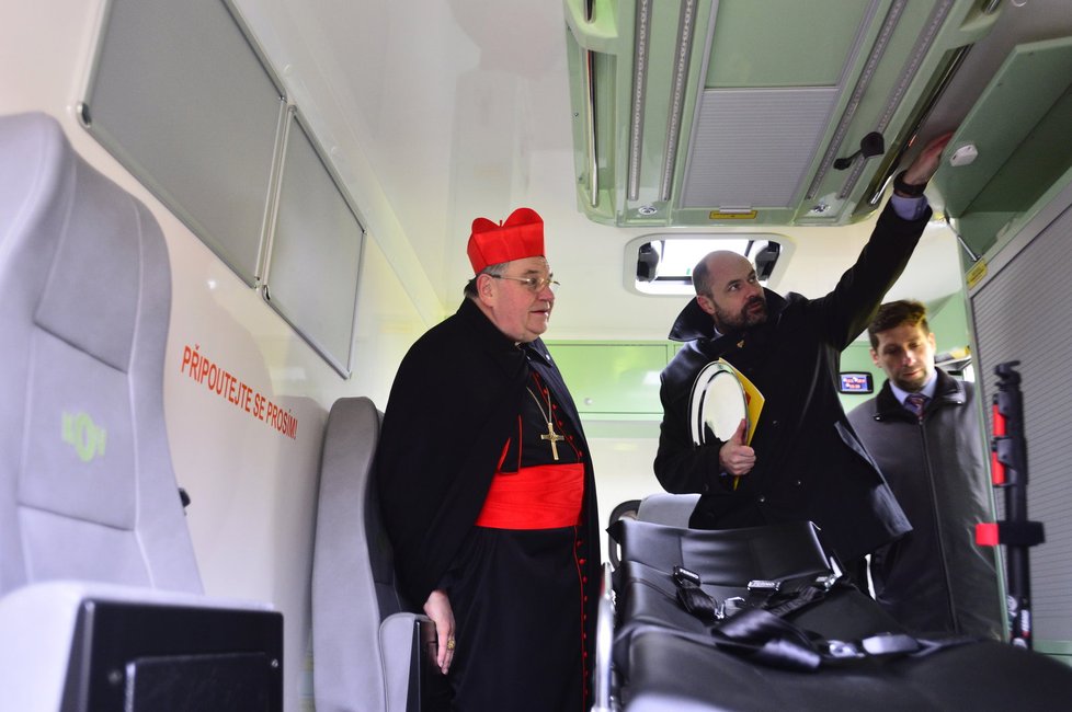 Kardinál Dominik Duka pokřtil 22. prosince na pražském Hradčanském náměstí nové sanitní vozy Zdravotnické záchranné služby Prahy.